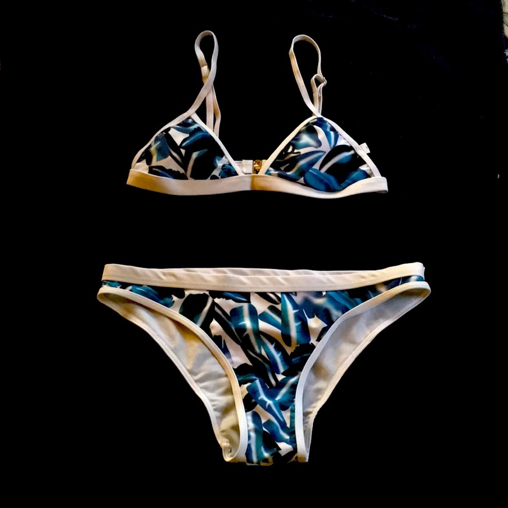 Blue/white leaf print bikini